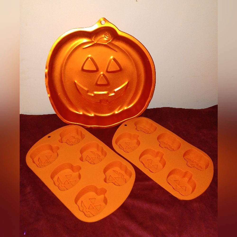 Jack o lantern 3pc bakeware: 1 cake pan & 2 cupcake pans. (022723G)